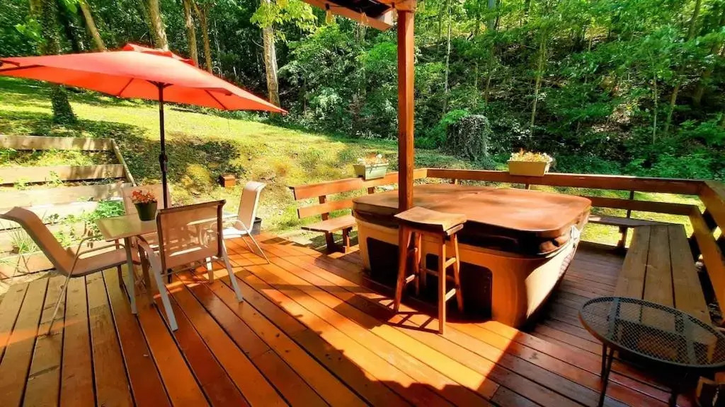 The Mountain Forager Cabin, Whitewater Rafting, Polar Express, Hot Tub, Home Gym
