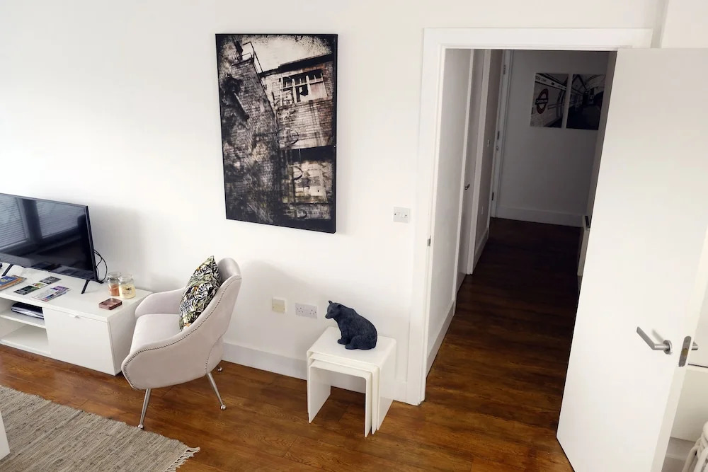 Luxury 2-bed Flat, Parking Near Tube and Emirates