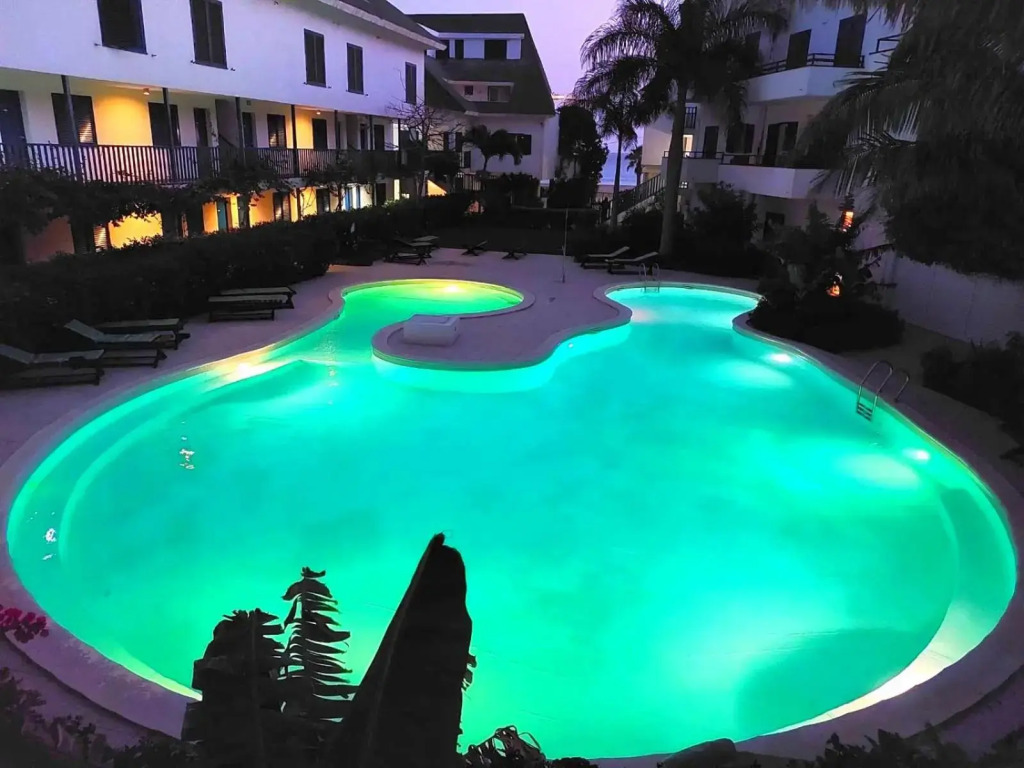 Beach penthouse 12p, Fiber WiFi, 2 rooftopbars, 2 outdoor kitchens, outdoor shower, spectacular 180 degrees ocean view!