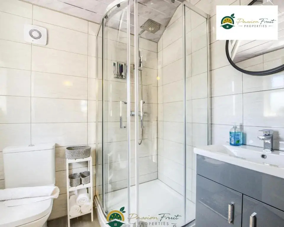 3 Bedroom Coventry House By Passionfruitproperties with Free Wi-fi, Large Garden and Driveway - 52NRC