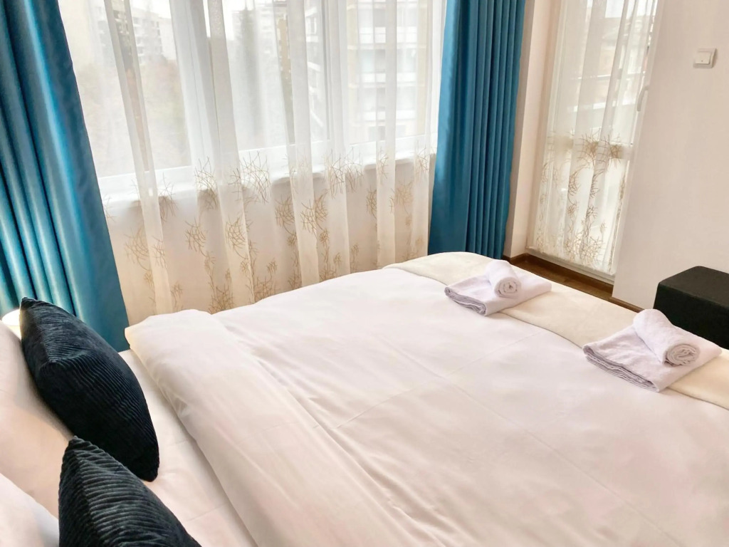 Art Apartment for 4 People Free Parking & Wifi