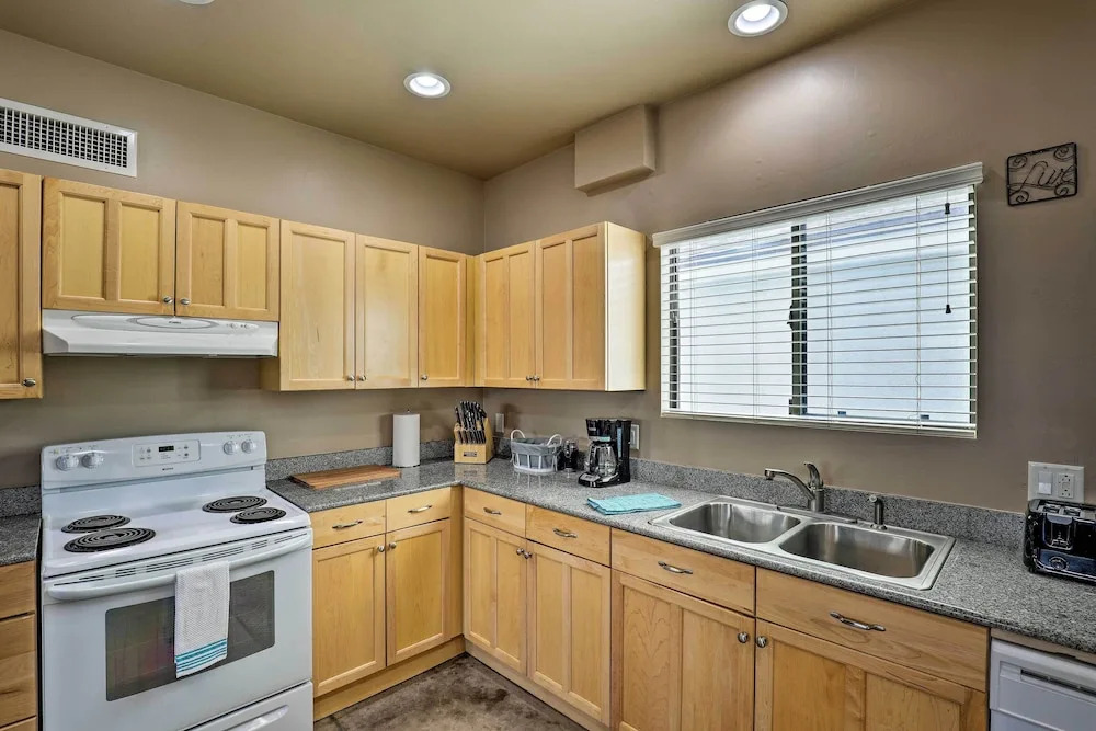 Tucson Home w/ Wraparound Balcony, Walk to U of A!