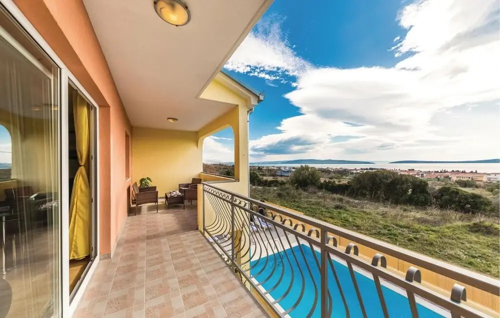 Nice Home in Kastel Luksic With Wifi and 6 Bedrooms