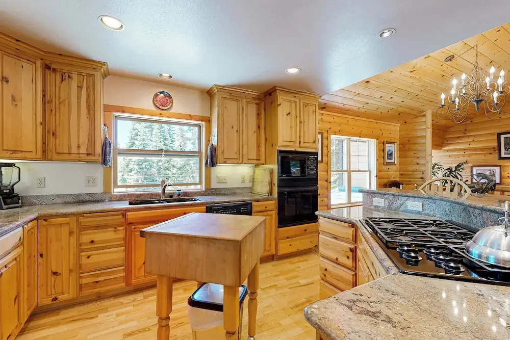 4BR House w/ Hot Tub & Expansive Deck