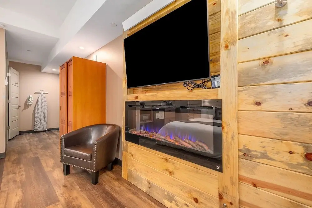 Solitude Bear Room Ada 103 - Estes Park 1 Bedroom Studio by RedAwning