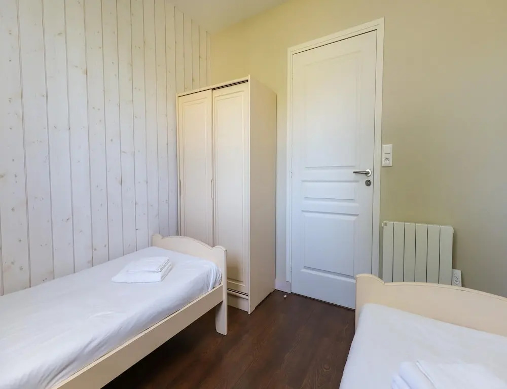 6-person Accessible Wooden Chalet