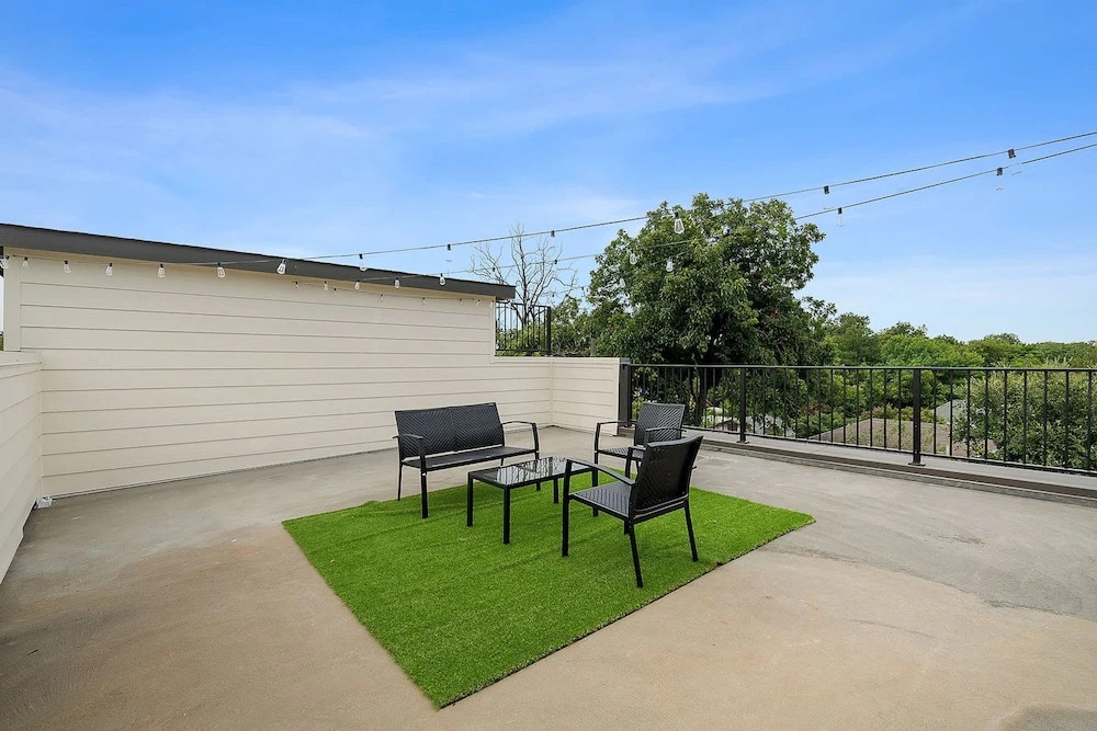 Urban Comfort King Bed Rooftop Backyard