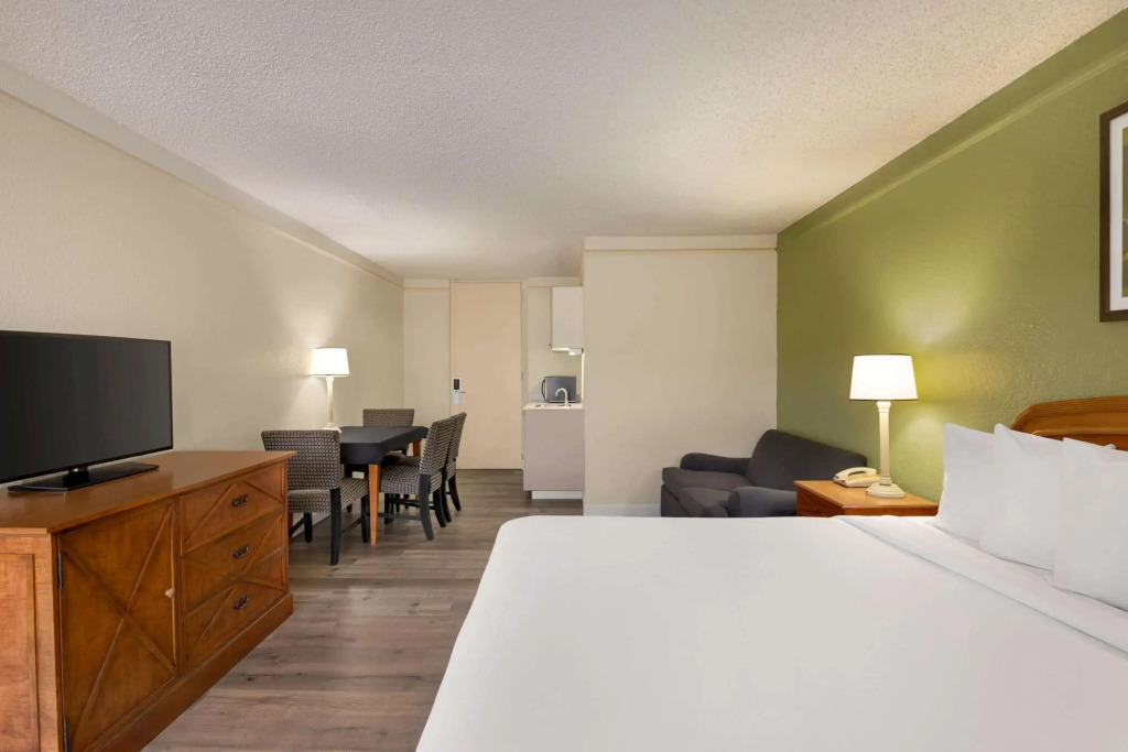 Baymont by Wyndham Intl Speedway I-95 Daytona Beach