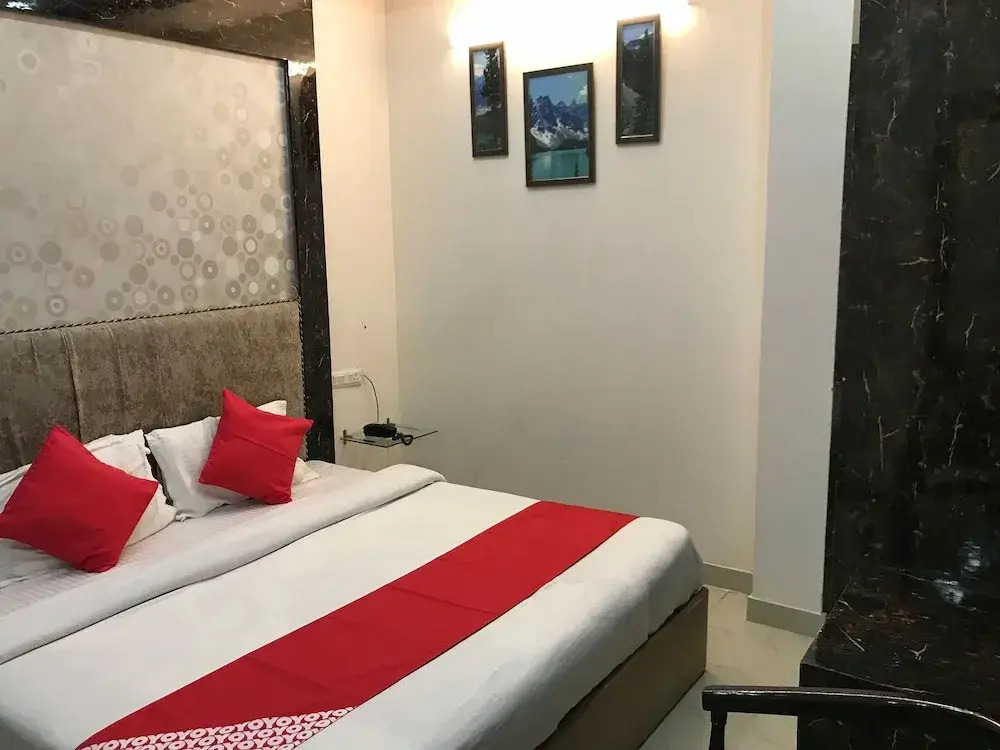 OYO 15771 4 Season Hotel