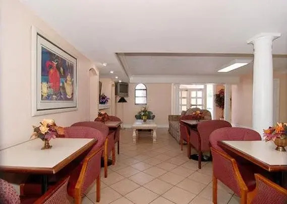 Econo Lodge Inn & Suites