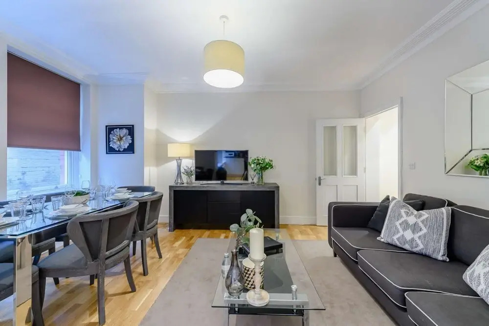 Modern Three Bedroom Apartment in Hammersmith