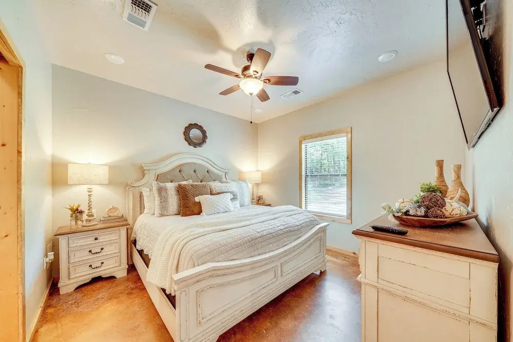 Walk to Restaurants: Hot Tub Haven in Broken Bow!