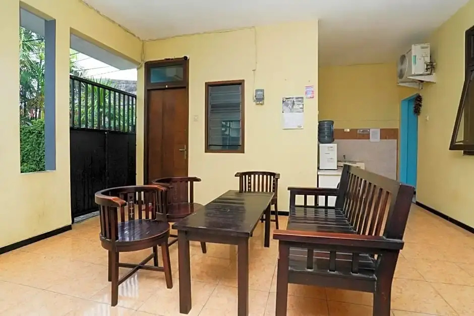 OYO Life 2905 Kost Semampir Tengah Near RSU Premier Surabaya Kota Surabaya