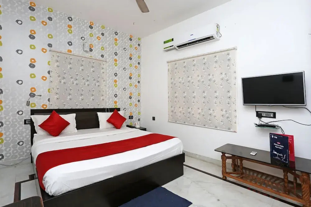 OYO 6680 Hotel Galaxy International