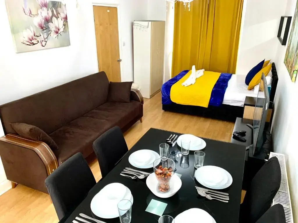London 4 Bedrooms 3 Bathrooms with Garden House