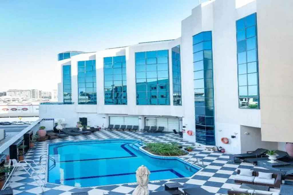 Отель Majestic Cove Hotel