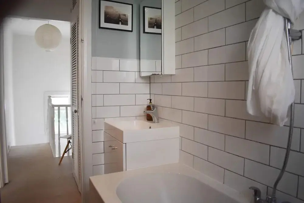 Cosy 1 Bedroom Modern Maisonette with Summertime Balcony