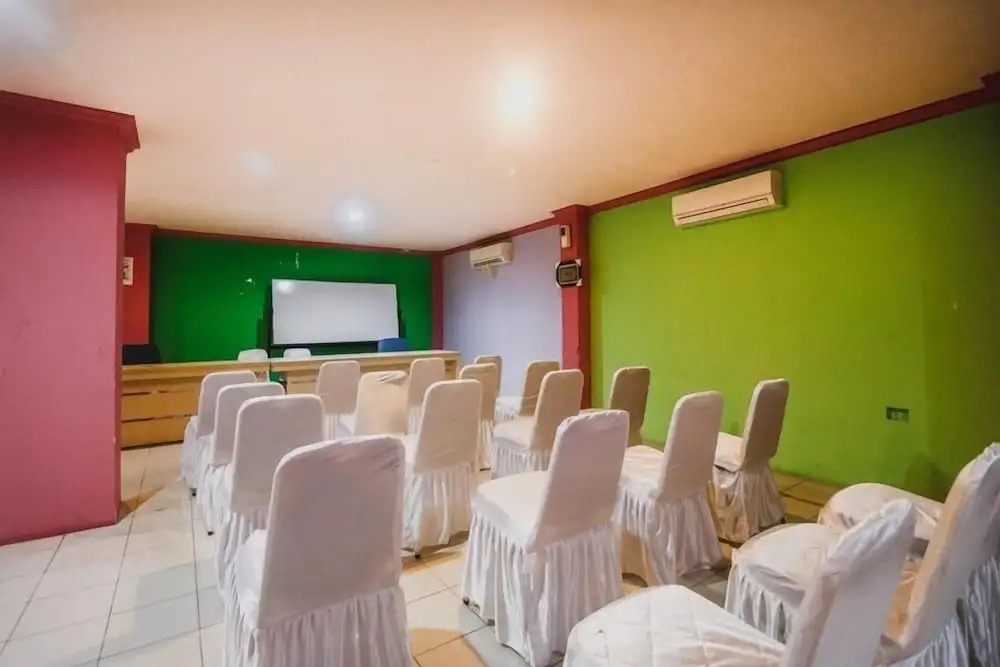 RedDoorz Plus near RSCM Jakarta
