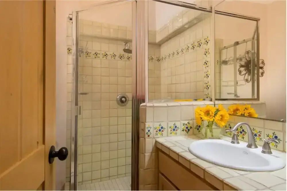 Buenas Noches - Quintessential Eastside Getaway With Spacious Patio, Two Kiva Fireplaces, Walk to Canyon Rd. and the Plaza