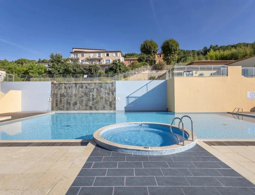 Retreat for 2 Near Lake Saint-cassien