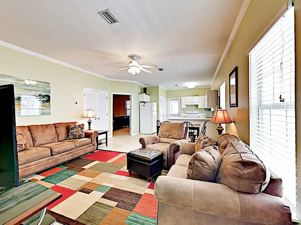 Ranch-style W/ Pool & Screened Patio 3 Bedroom Condo