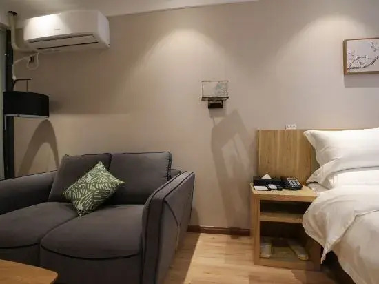 Couple Expert Boutique Hotel (Dongmen Old Street Station)
