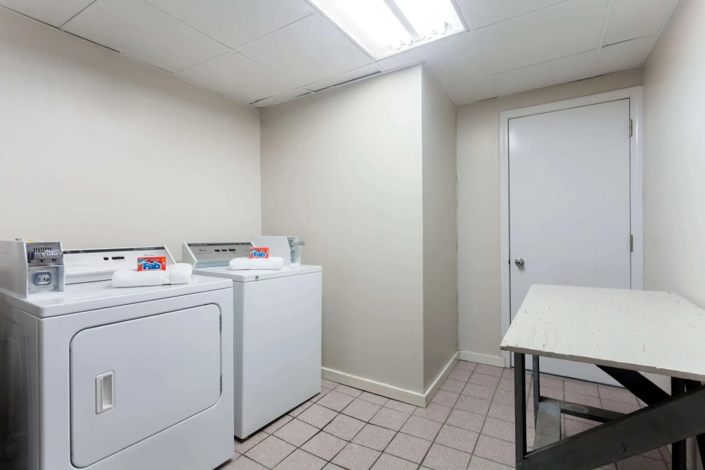 Super 8 by Wyndham Clarksville Northeast
