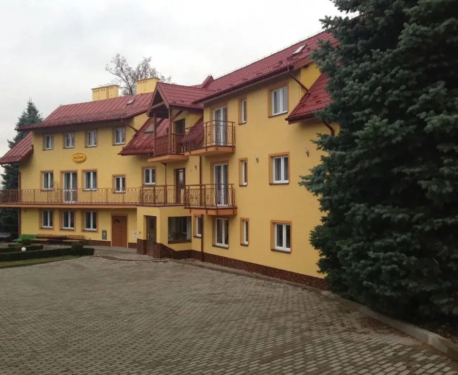OŚRODEK WYPOCZYNKOWY NAD STAWEM - przy promenadzie, wybierany przez Gości ceniących ciszę i komfortowy wypoczynek w bezpośrednim sąsiedztwie parku zdrojowego z tężnią solankową