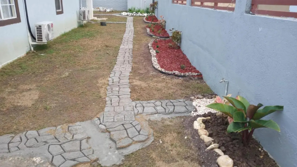 2Bed 2Bth Gated Comm house with Hillside view close to beach, food and clubs