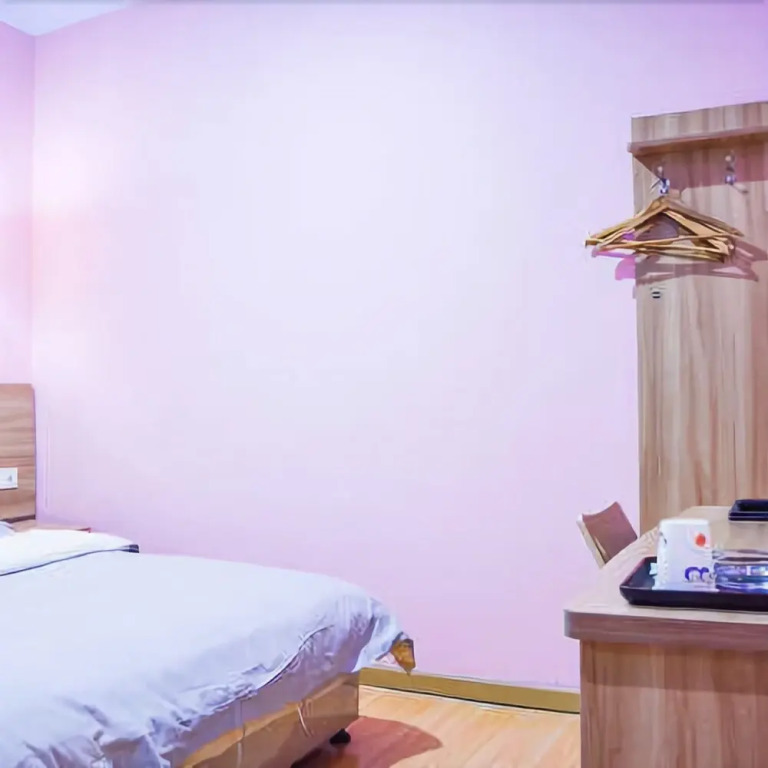 77 Chain Traders Hotel