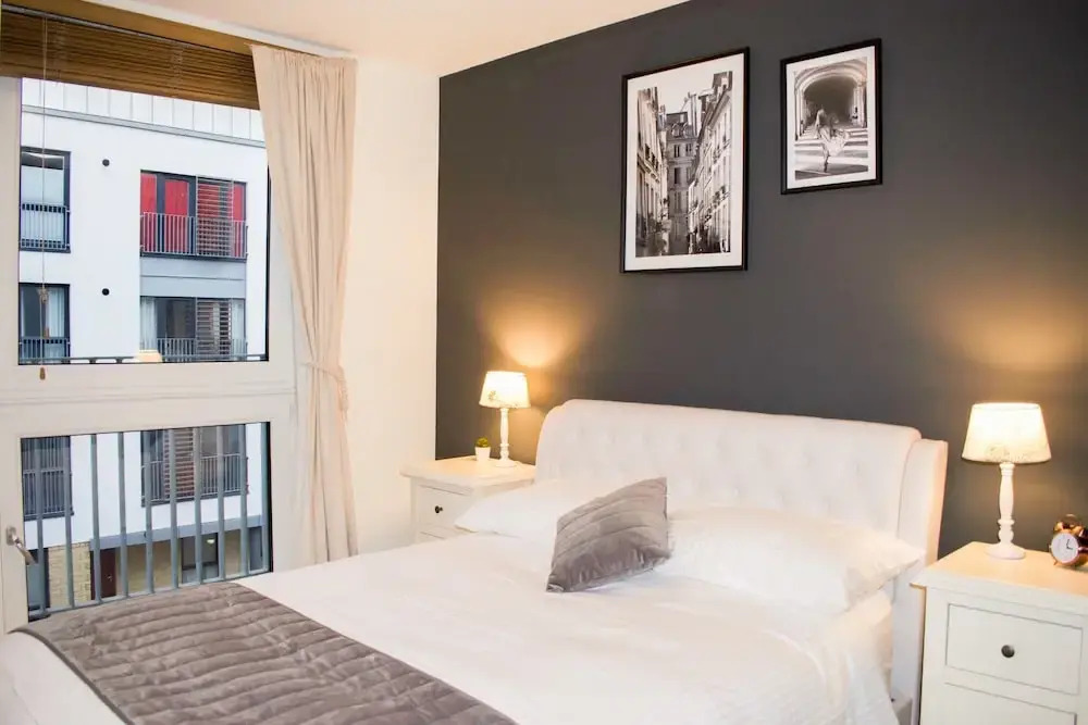 Bright 2 Bedroom Home With Balcony