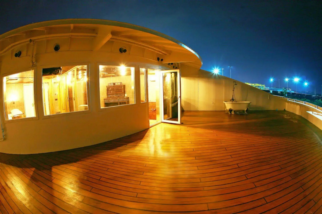 Vintage Luxury Yacht Hotel