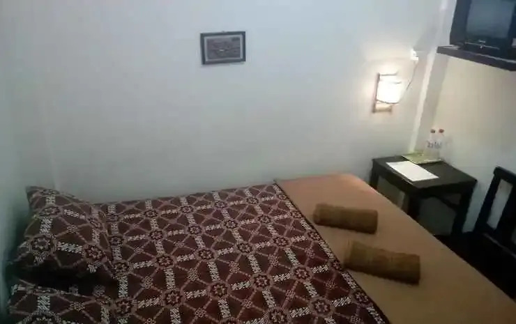 Budget Room near Stasiun Tugu at Losmen Mawar