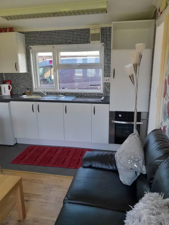 2 Bed-sleeps 4-pets-parking-5 Min to Beach