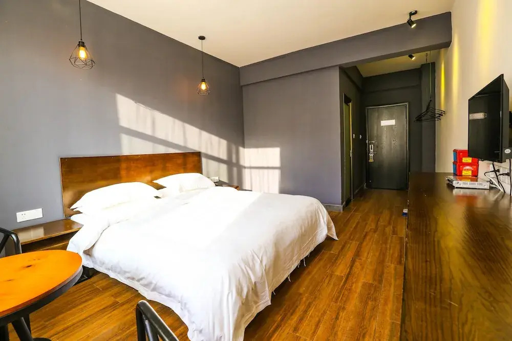 Comma Travel International Youth Hotel