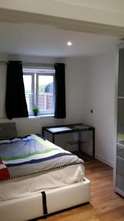 En-suite room, 1Gb fast Wi-Fi, Monitor, Kingsize bed, close Sainsbury's &Wandle PARK