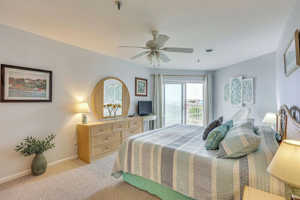 Oak Island Beachfront Condo w/ Community Pool