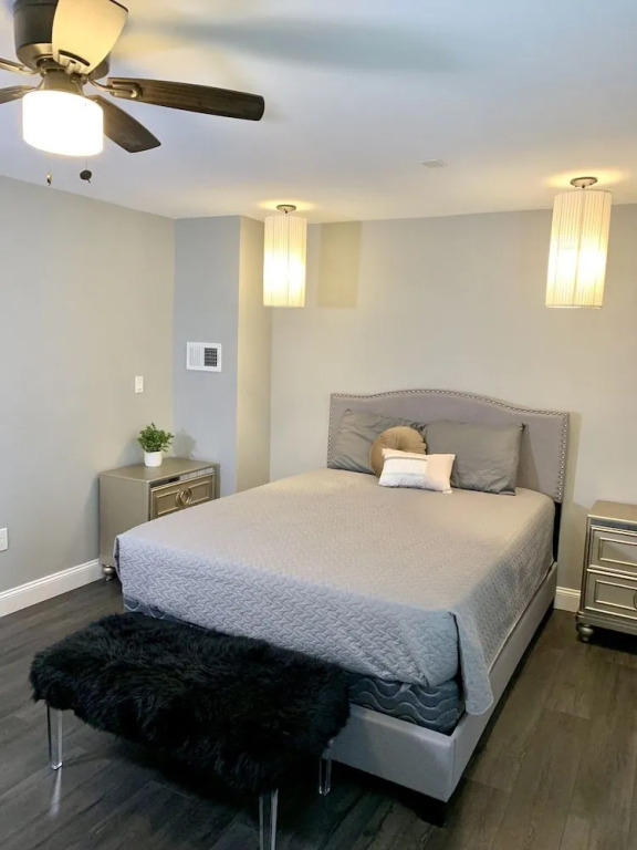 Texas Hold-em Duplex- 3BR Free Parking