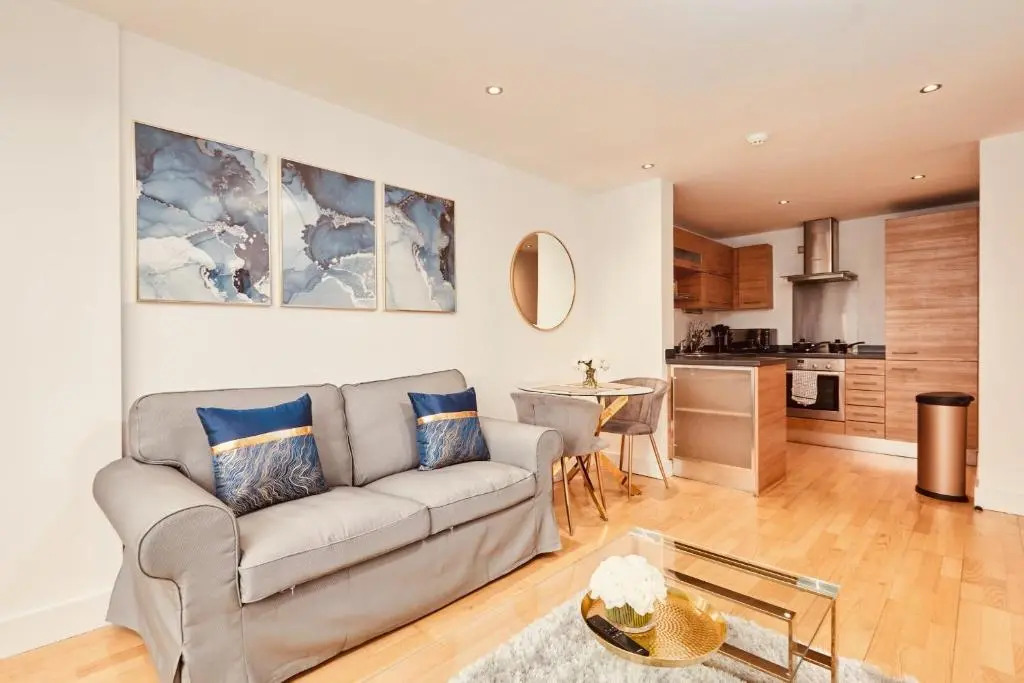 Deluxe City Apt, River Canal View& Free Parking!