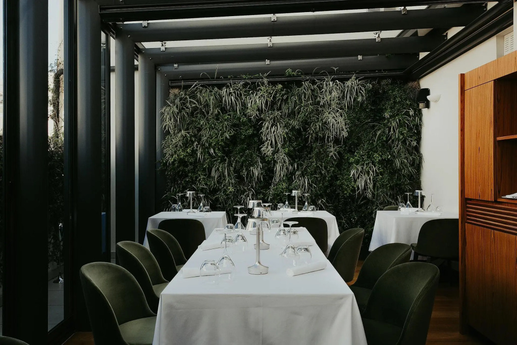 Bacã Suites, Restaurant & Bar