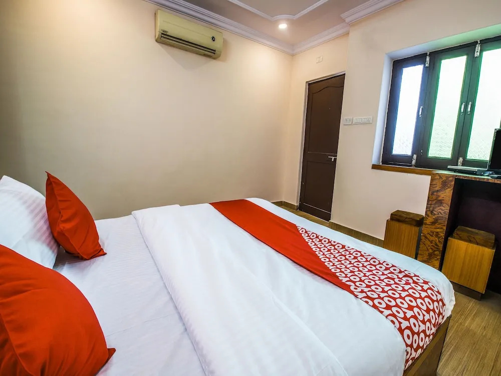 Oyo 13935 Party House