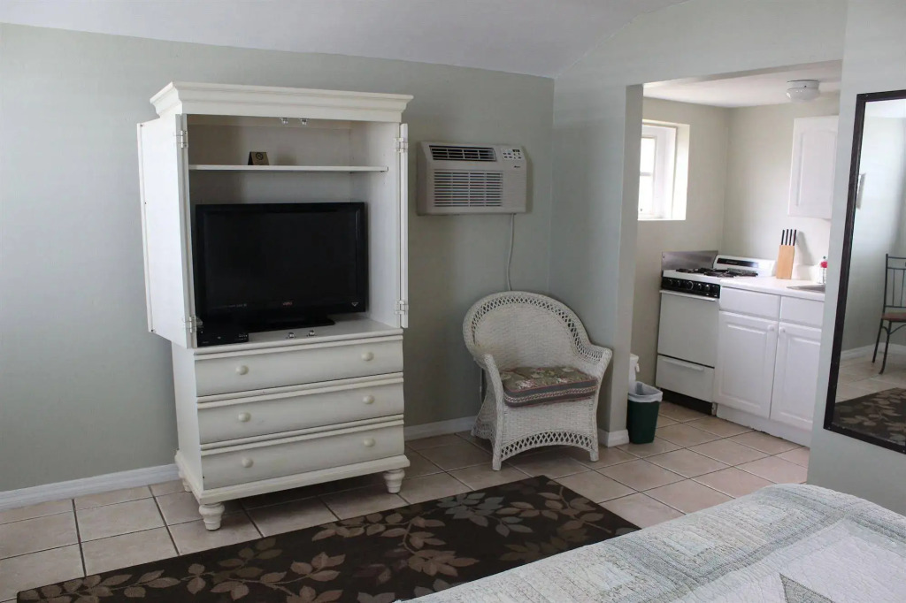 Shoreline Suites & Cabana Cottages - Beachfront