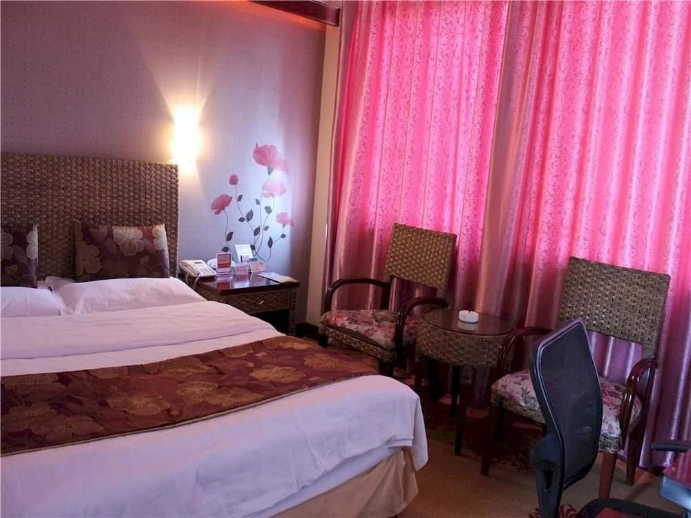 Qujing Derun Hotel