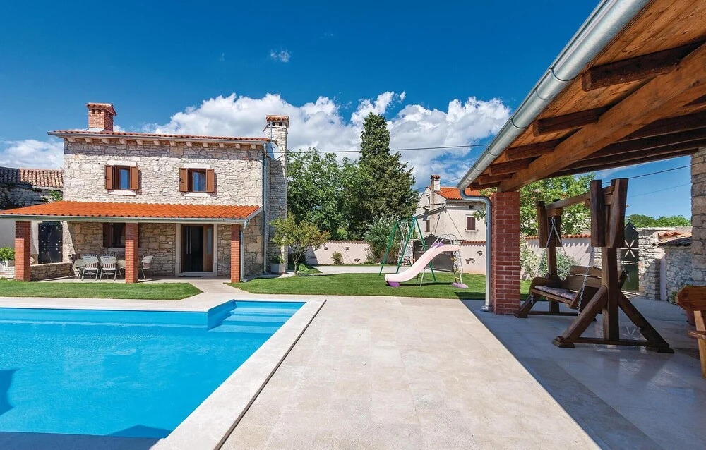 Two-Bedroom Holiday Home In Divsici
