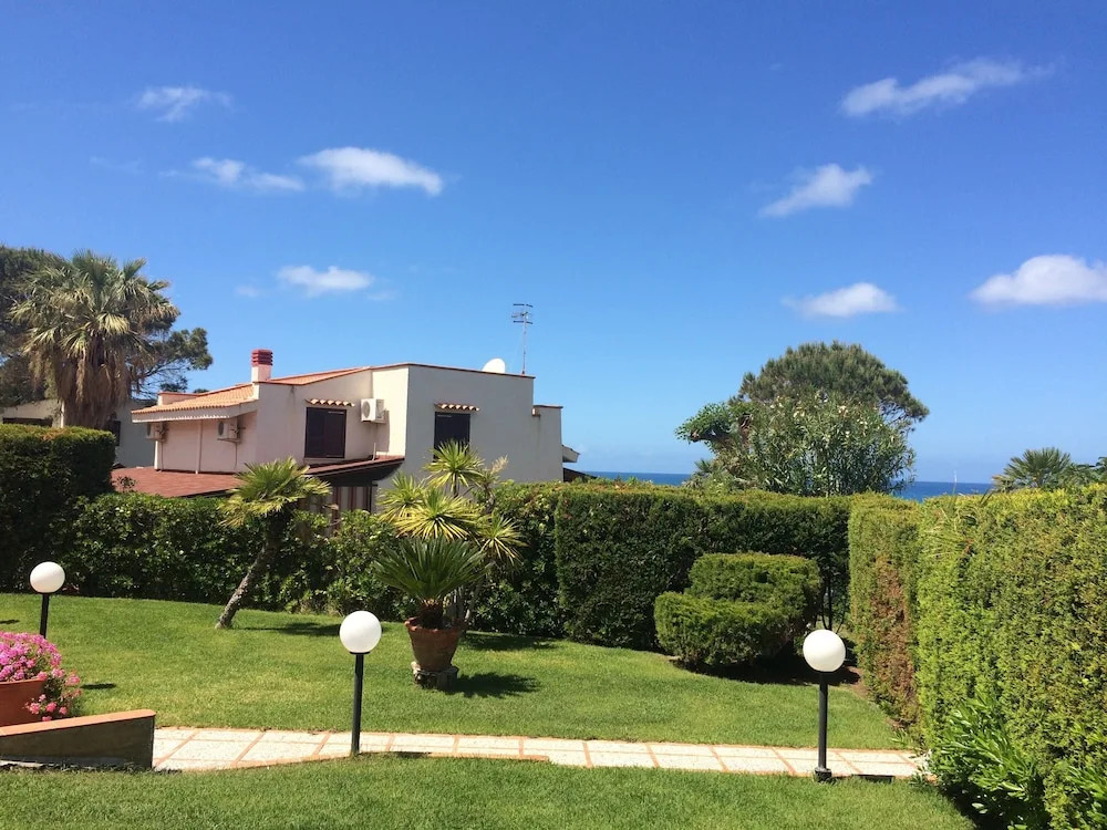 Royal Bay Apartment - Villa in Cefalu With Private Access to the sea