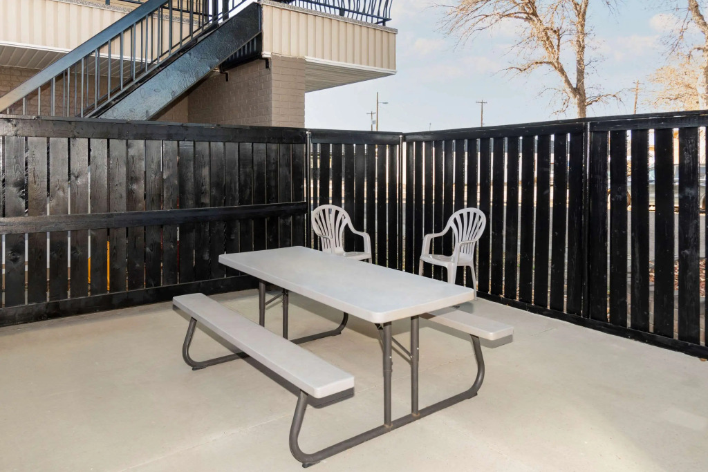 Econo Lodge Inn & Suites