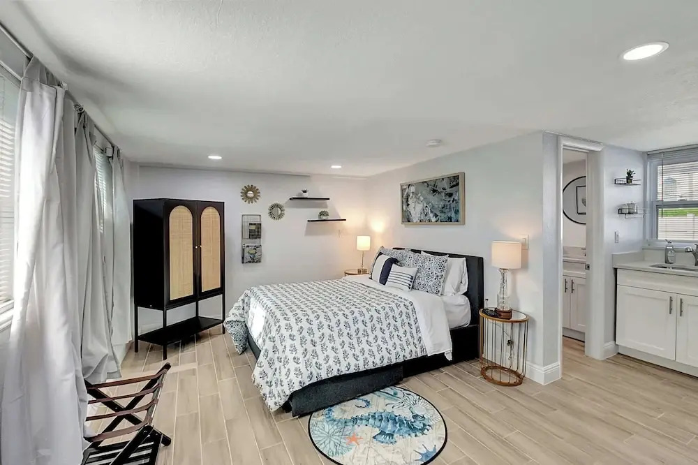 Modern and Updated Delray Beach Escape Sleeps 10!