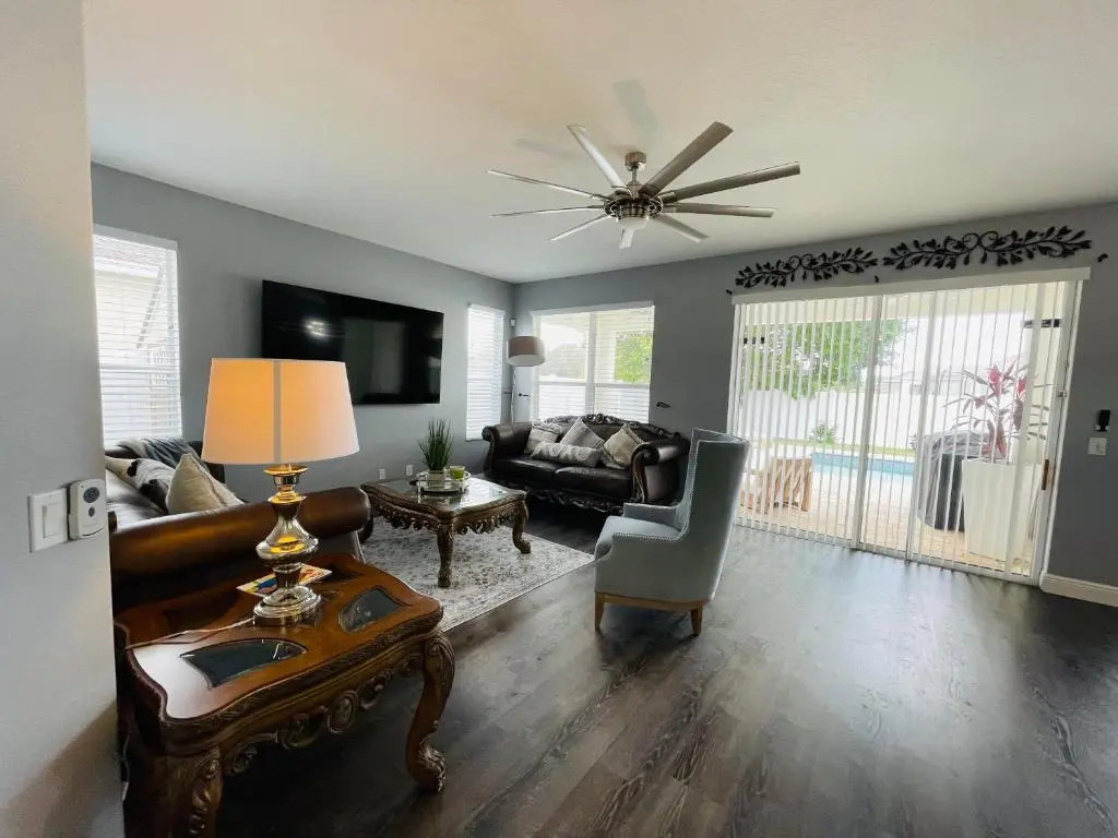 Paradise Heated Pool Home Near IMG and Siesta Key Beach