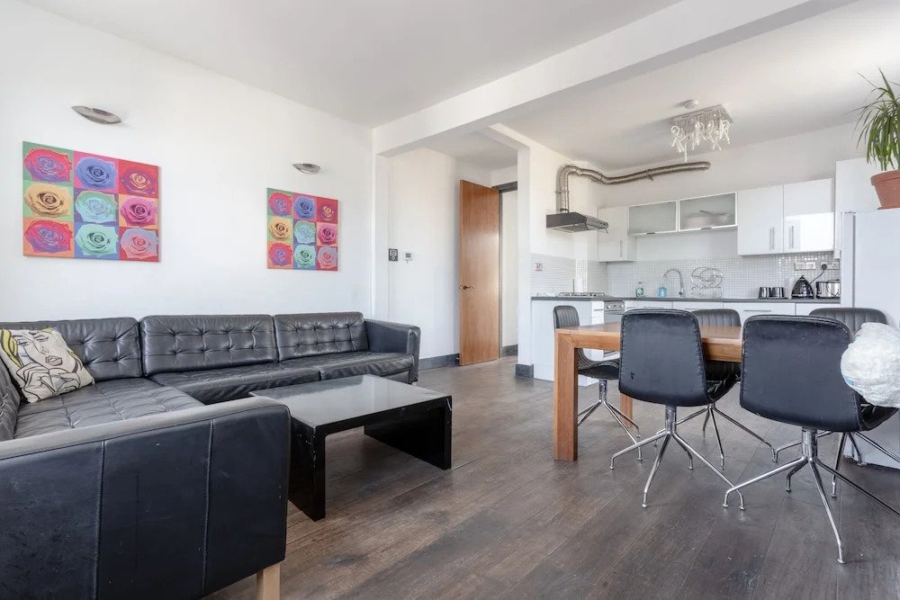 Spacious and Contemporary 3 Bedroom House
