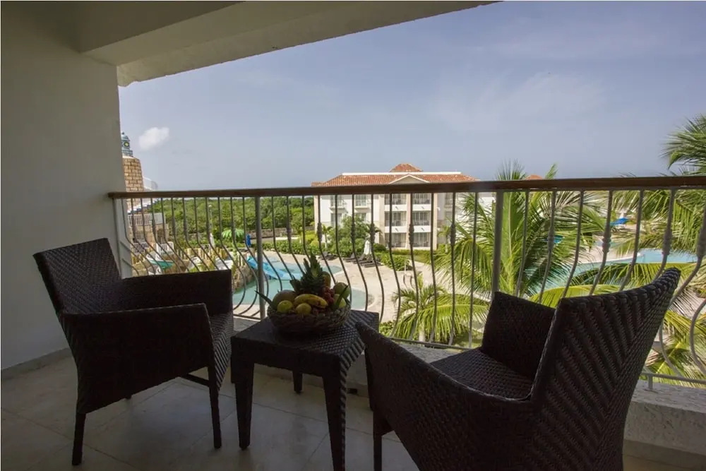 Pool view apartment ideal families 03